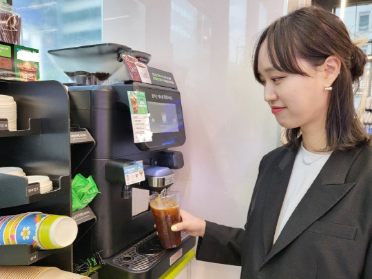 모델이 CU 매장에서 get커피를 구매하고 있다. CU 제공